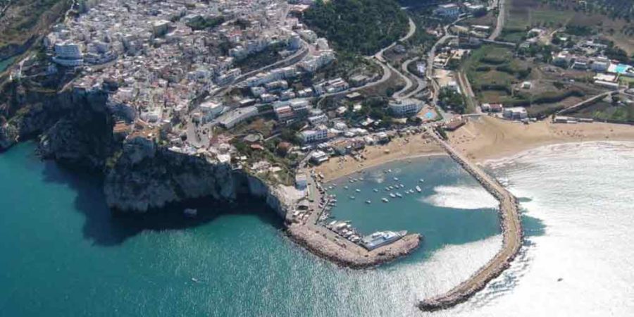 Peschici Gargano Puglia, Borgo Marinaro arroccato su di una rupe a 90 metri a picco sul mare.